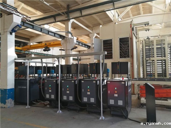 集中控制模温机在树脂基复合材料层压成型中的应用